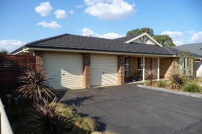 Fine family home on 840m2, close to main street shops Picture