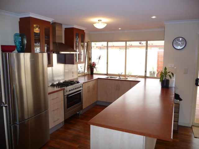 Fine family home on 840m2, close to main street shops Picture 3