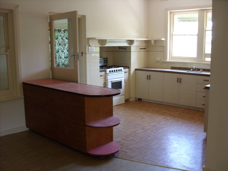 Well positioned low maintenance home Picture 2