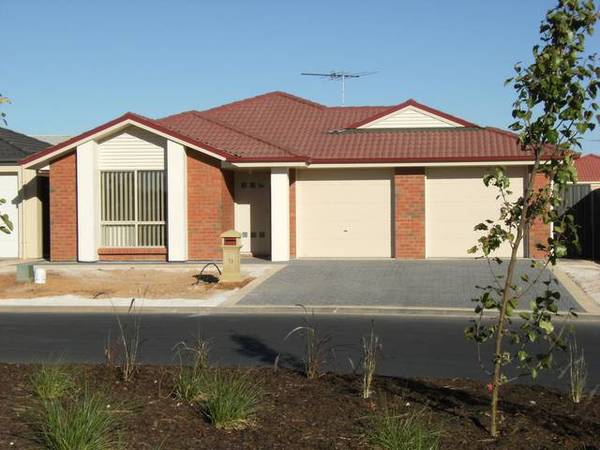 Sparkling New Home in Lakeside Estate Picture 1