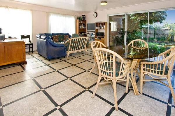 INVESTORS - PAINT AND PROFIT Picture 3