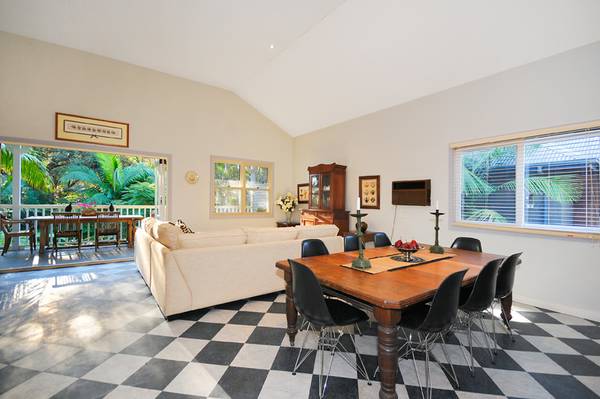 ELEGANT SERENITY ON APPROX. 1019sqm Picture 2