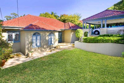 STUNNING FAMILY HOME WITH NEW GAS HEATED POOL Picture