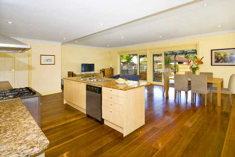 STUNNING FAMILY HOME WITH NEW GAS HEATED POOL Picture 3
