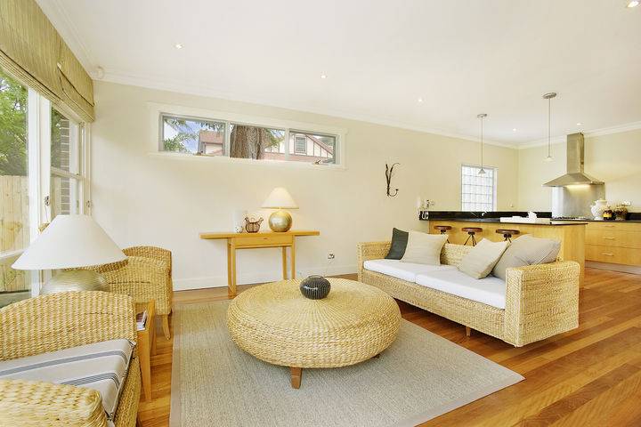 LOCATED IN THE AVENUES Picture 3