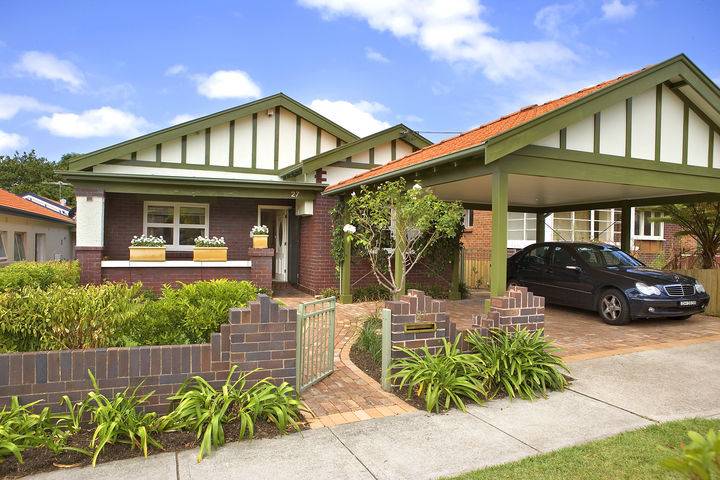 LOCATED IN THE AVENUES Picture 1