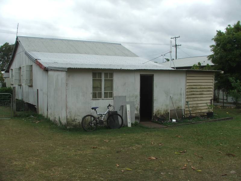 Cottage with 2 Street Access Picture