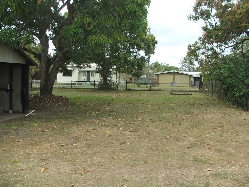 Cottage with 2 Street Access Picture