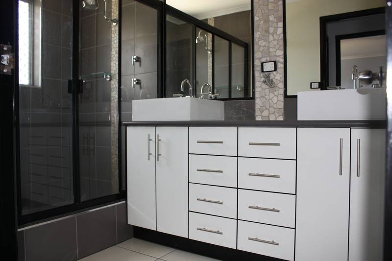 IDEAL HOME FOR YOUR FAMILY Picture 3