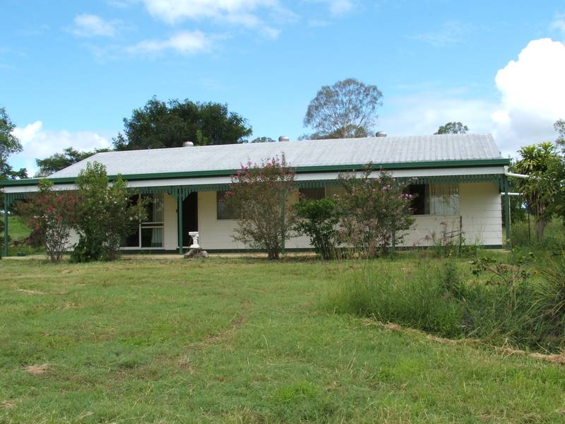 COUNTRY LIVING CLOSE TO SARINA Picture 1