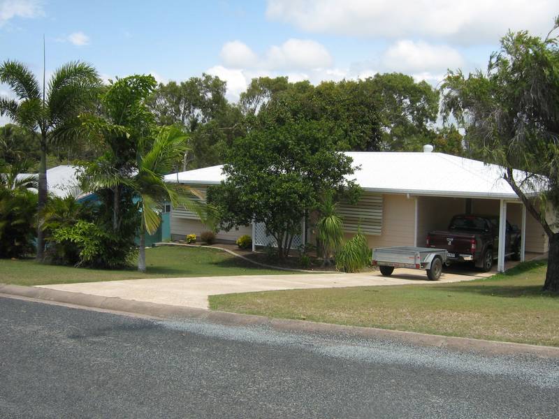 COMFORTABLE BEACH LIVING Picture 1