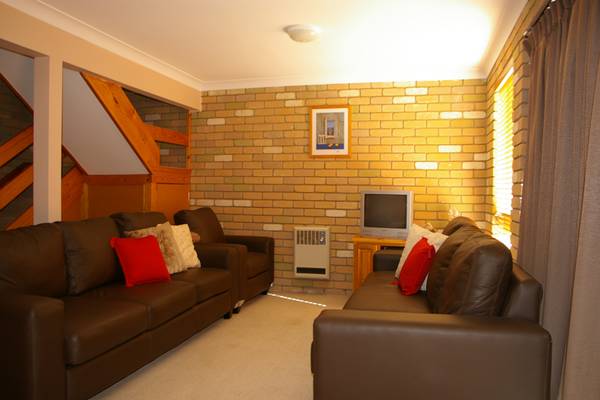 Comfortable 3 bedroom Townhouse Picture 1