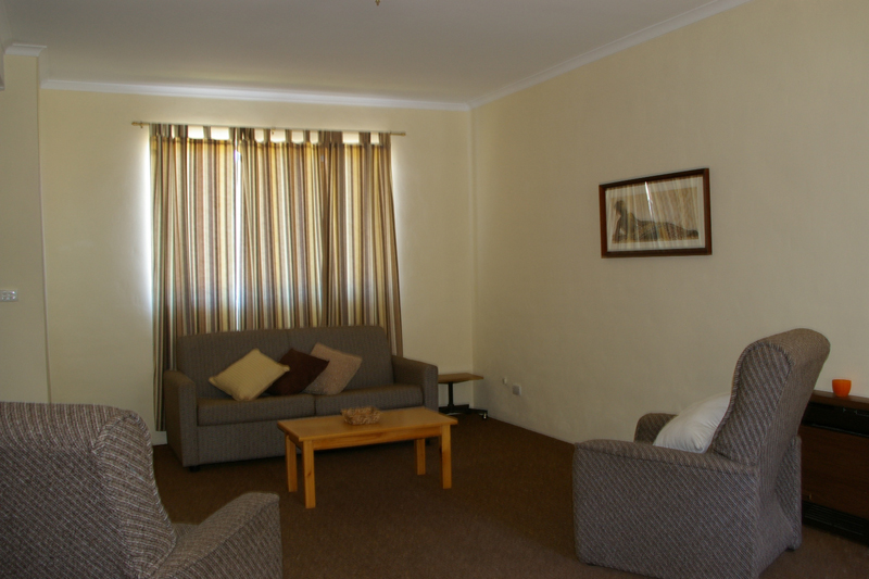 2 bedroom furnished unit. Picture 3