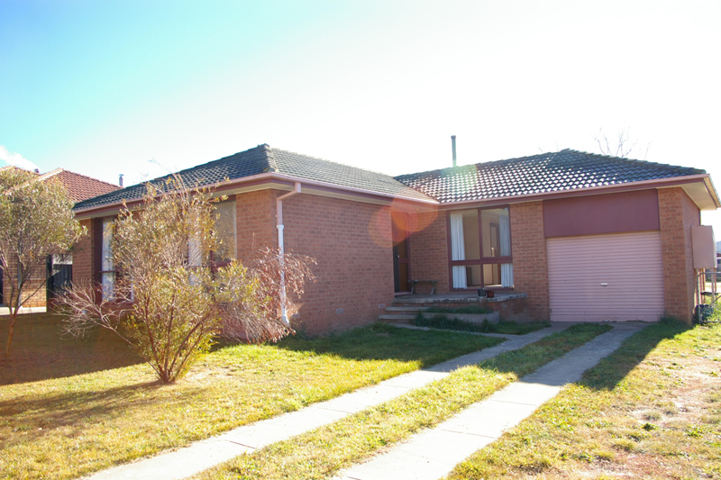 Quiet loop street, solid brick home Picture 1