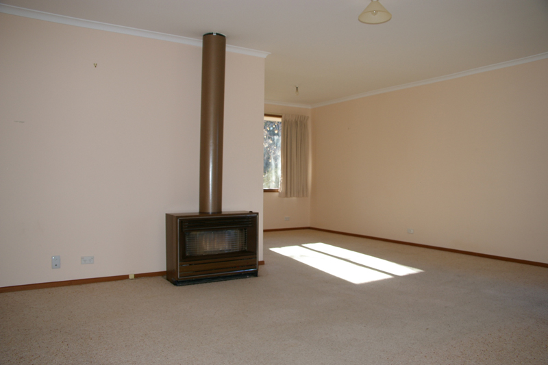 Quiet loop street, solid brick home Picture 3