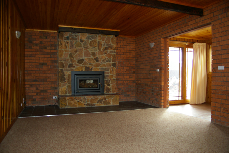 2 Bedroom unfurnished brick home Picture 2