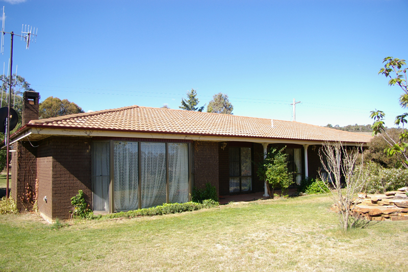 4 Bedroom ensuite property 5 minutes from Berridale Picture 1