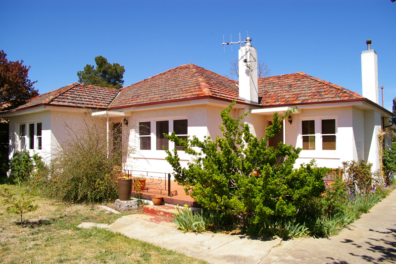 Beautifully finished 3 bedroom home with built in pool Picture 2