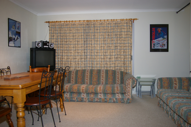 Renovated 2 Bedroom Furnished Unit Picture 3