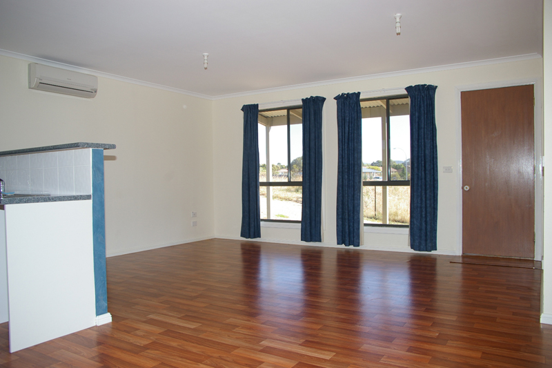 4 Bedroom unfurnished home Picture 3