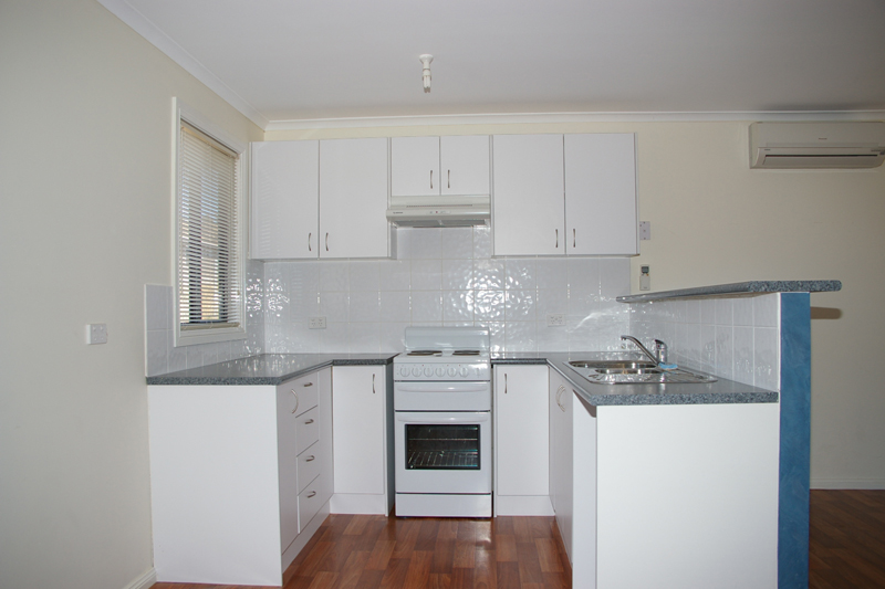 4 Bedroom unfurnished home Picture 2