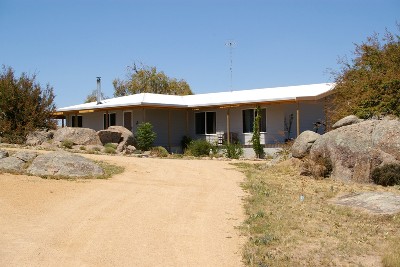 Rural Lifestyle within walking distance to town Picture