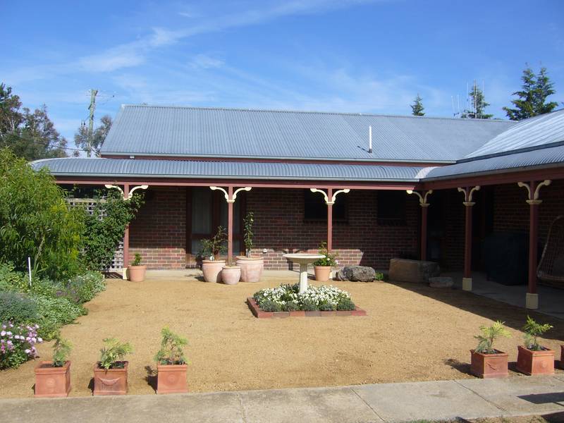 Rural lifestyle under 4kms from town Picture 1