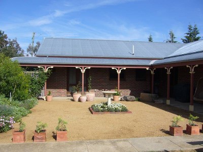 Rural lifestyle under 4kms from town Picture