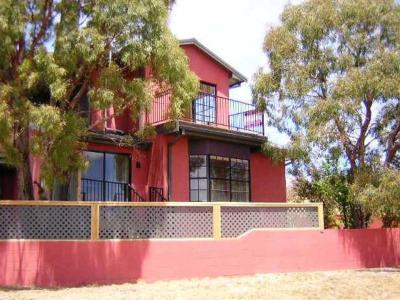 Spacious 3 Bedroom townhouse Picture 2