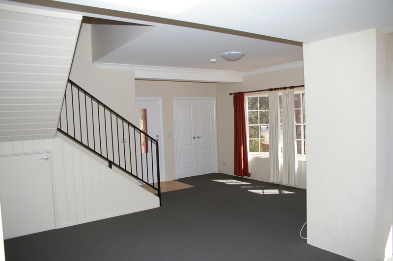 Spacious 3 Bedroom townhouse Picture 3