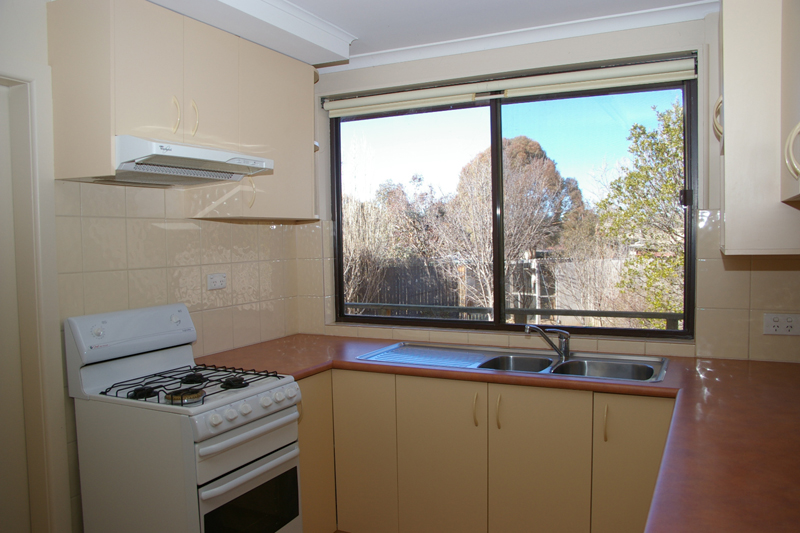 Neat and tidy 3 bedroom unfurnished home Available Jan 2010 Picture 1