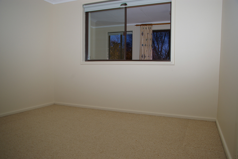 Neat and tidy 3 bedroom unfurnished home Available Jan 2010 Picture 3