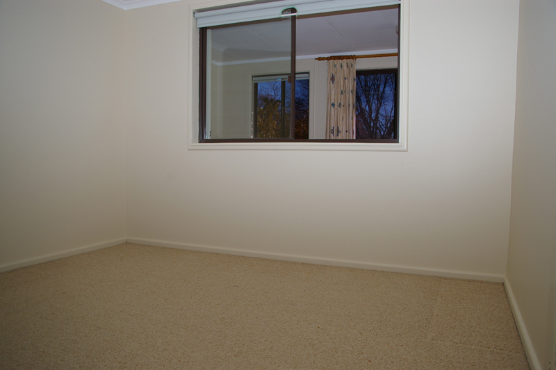 Neat and tidy 3 bedroom unfurnished home Available Jan 2010 Picture 3