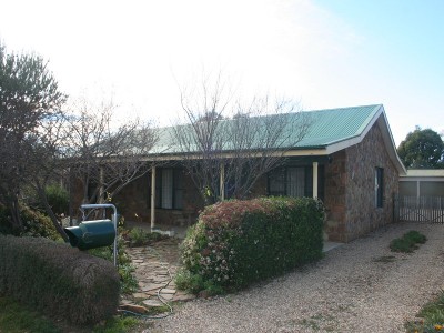 3 bedroom stone home Picture