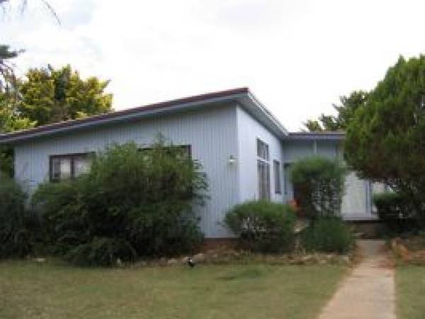 Large 6 bedroom home on 2023m2 block! Picture 1