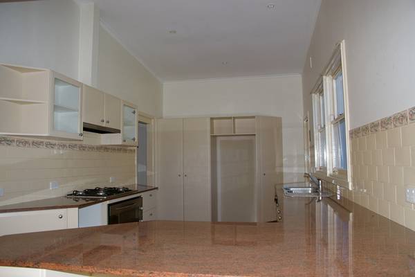 Large 6 bedroom home on 2023m2 block! Picture 3