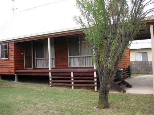 Well presented 2 bedroom home Picture 1