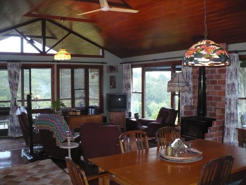 METICULOUSLY PRESENTED - REALISTICALLY PRICED !!! Picture 3