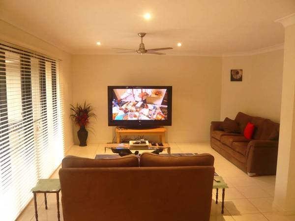 SIMPLY SUPERB FAMILY LIVING! Picture 3