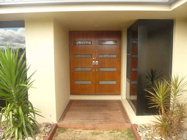 SIMPLY SUPERB FAMILY LIVING! Picture 1