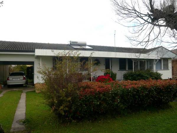 CONVENIENT FAMILY HOME Picture 1