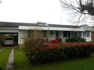 CONVENIENT FAMILY HOME Picture