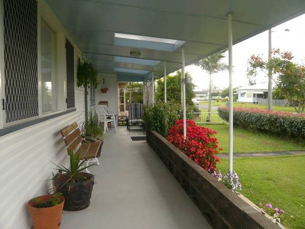 CONVENIENT FAMILY HOME Picture 2