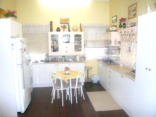 OLDER STYLE HOME ON GOOD BLOCK Picture 2