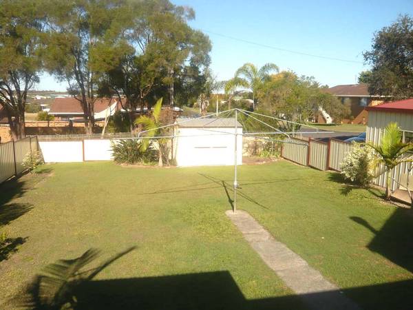 OLDER STYLE HOME ON GOOD BLOCK Picture 3