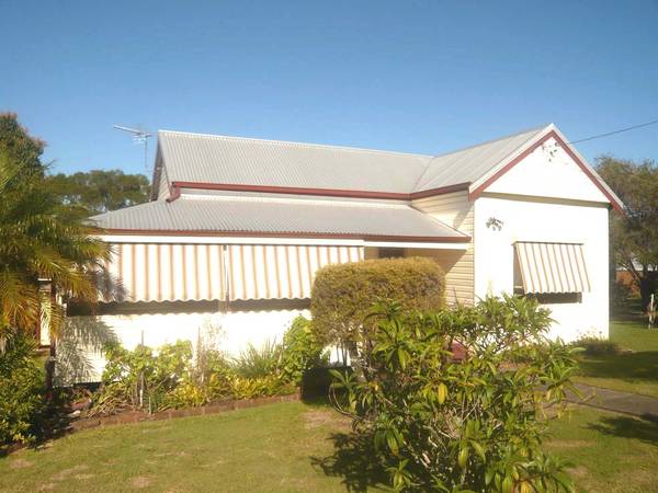 OLDER STYLE HOME ON GOOD BLOCK Picture 1