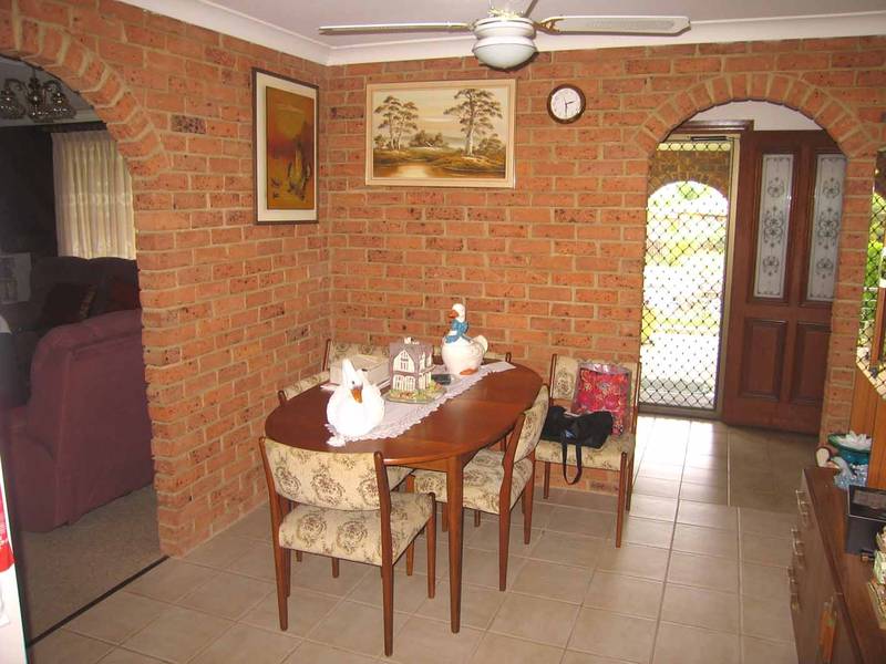 QUALITY HOME IN POPULAR AREA Picture 3