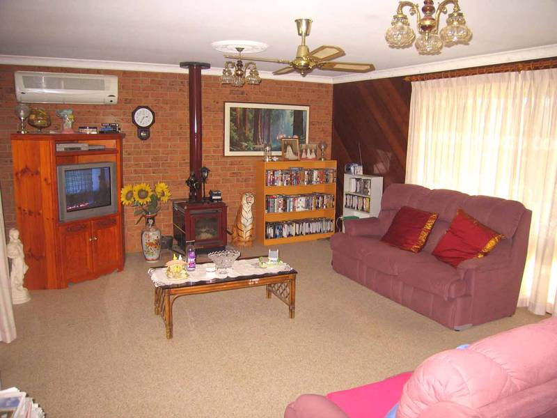 QUALITY HOME IN POPULAR AREA Picture 2