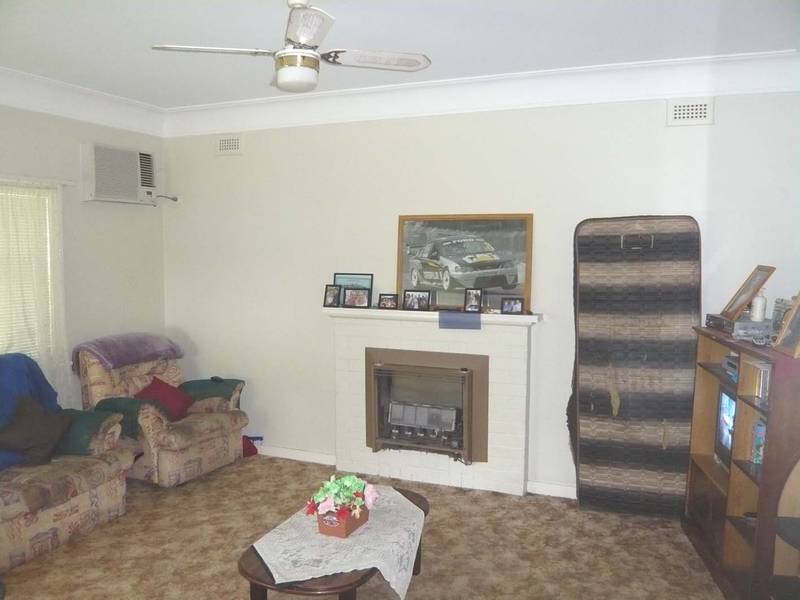 FAMILY HOME ON LARGE BLOCK Picture 2