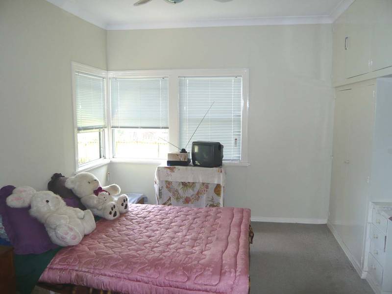 FAMILY HOME ON LARGE BLOCK Picture 3